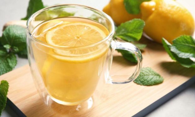 Boire de l&rsquo;eau chaude et du citron le matin : pourquoi est-ce bon pour vous ?  Voici les avantages et les 6 recettes